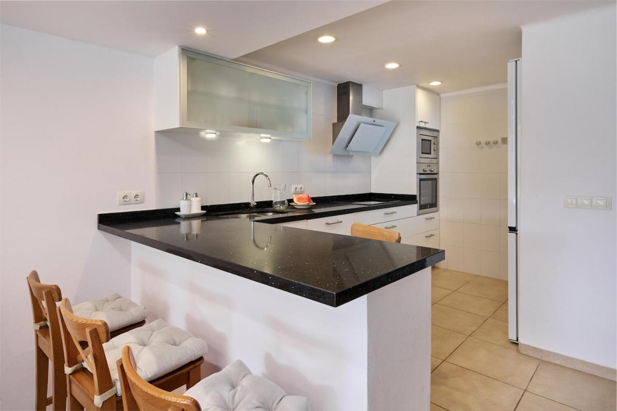 Sea Frontline Apartment 'Ernesto'. Pool. Wifi Сантаний Екстериор снимка